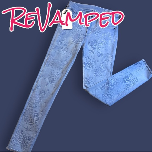 🎉HP🎉 Originally NWTWhite Skinny Capri NOW Cyanotype Floral Style Blue. Size 27 - Picture 2 of 13